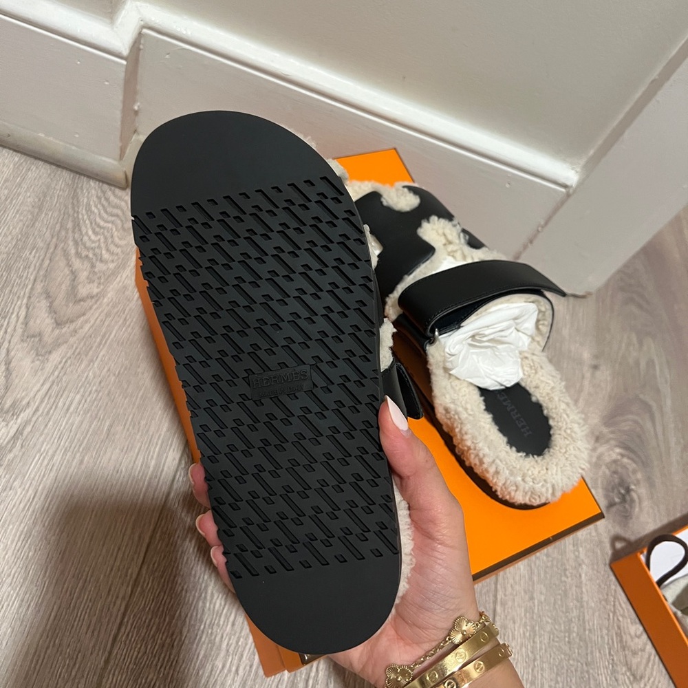HERMES BLACK SHEARLING CHYPRE WOMENS SANDALS 36 - Picture 4 of 7